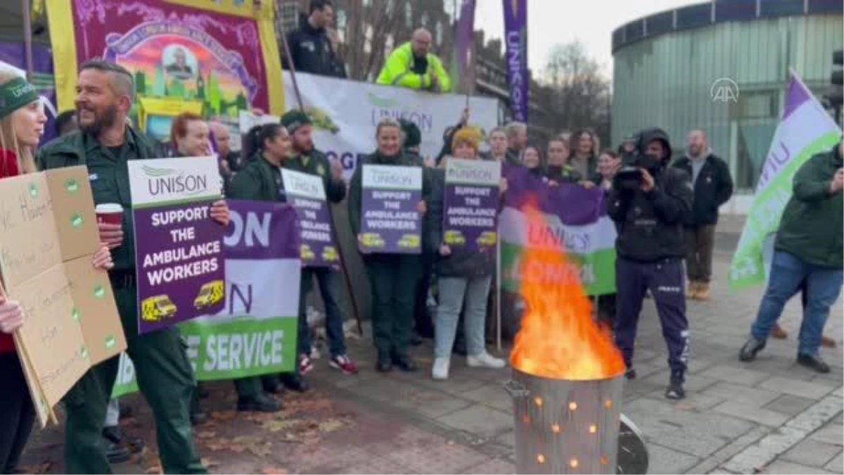 İngiltere ve Galler\'de binlerce ambulans çalışanı greve gitti