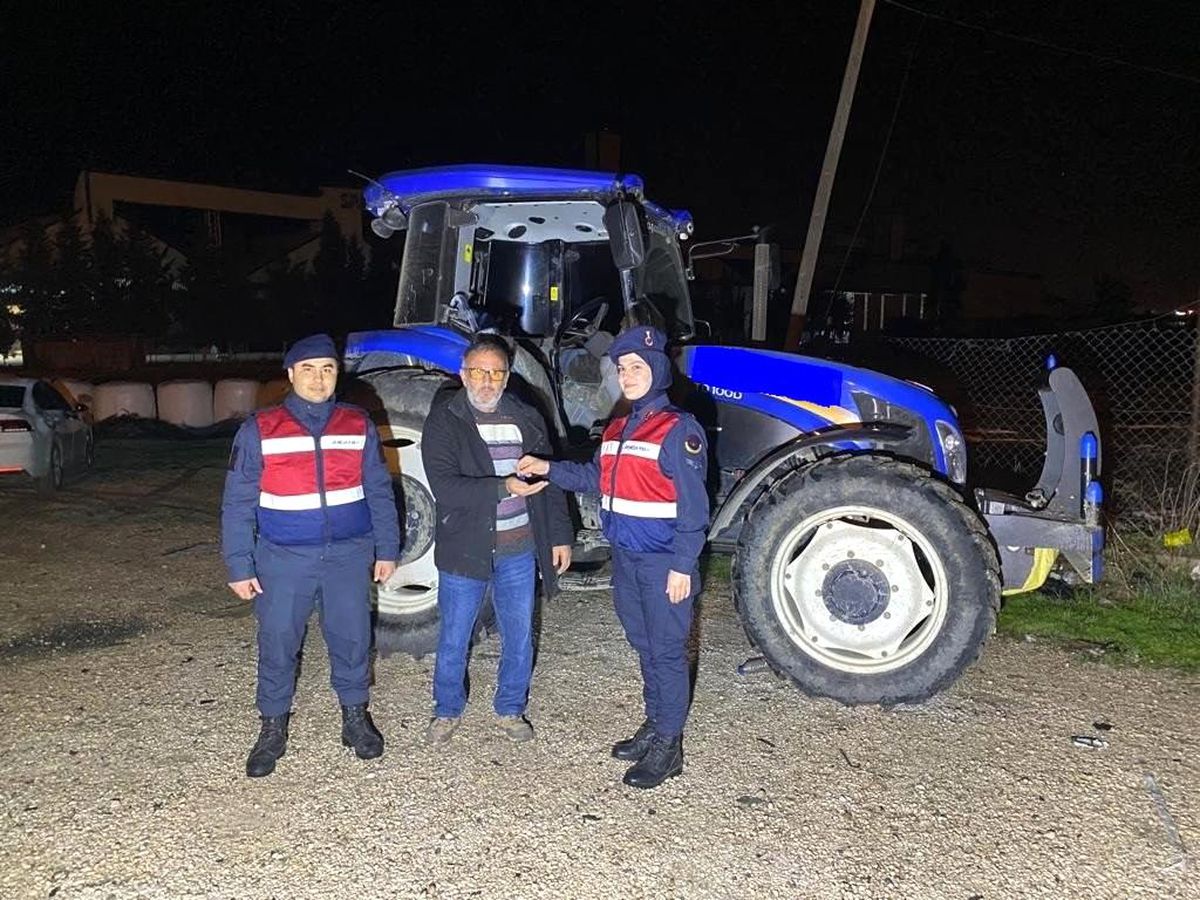 Jandarma, çalınan traktör ve tarım aletini bularak sahibine teslim etti