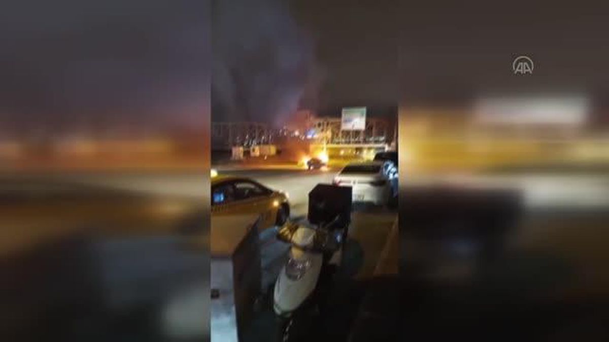 Kadıköy'de kaza yapan otomobil alev aldı