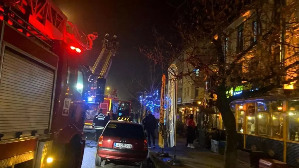 Kafenin bacasında çıkan yangın büyümeden söndürüldü