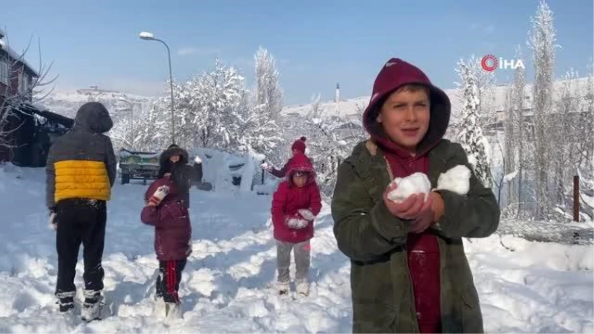 Kar yağışı nedeniyle okular tatil edildi çocuklar kar topu oynamaya koştu