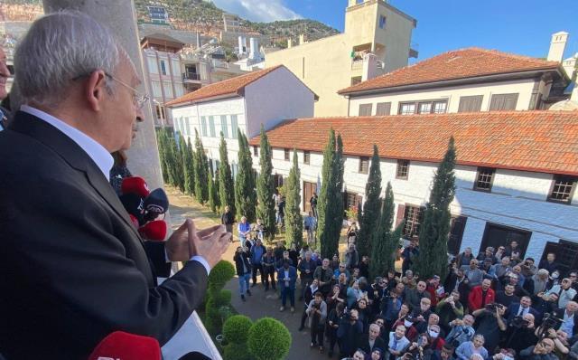 Kılıçdaroğlu Antalya'da balkon konuşması yaptı: Erdoğan'ı emekli etmeye söz verdim
