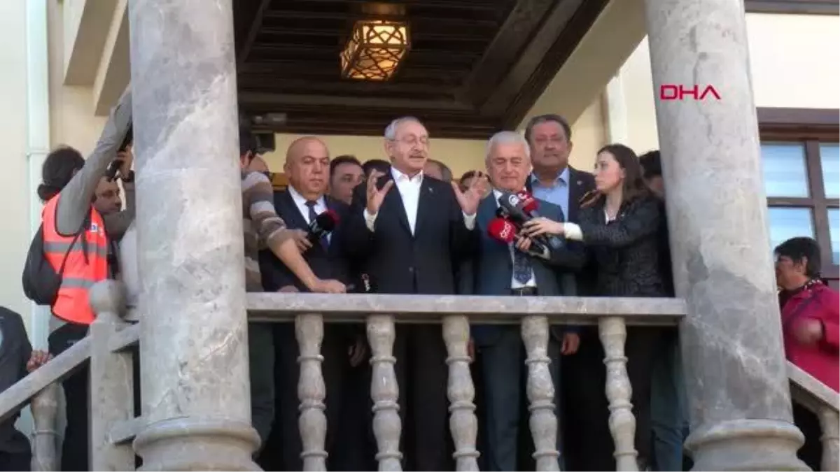 Vatandaşın ısrarına dayanamayan CHP lideri Kılıçdaroğlu, Antalya\'da balkon konuşması yaptı: Erdoğan\'ı emekli etmeye söz verdim