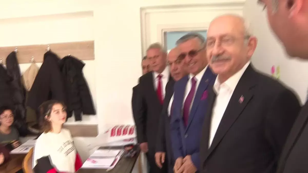 Kılıçdaroğlu, Üniversiteye Hazırlanan Gençlerle Sohbet Etti: "Siyasete Girmeyi Hayal Bile Edemezdim"