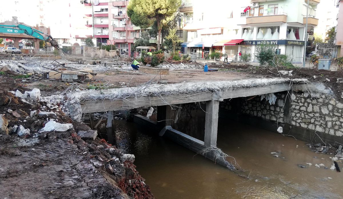 Kumluca\'da sel felaketinin izleri siliniyor