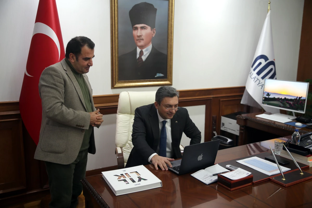 Malatya Valisi Hulusi Şahin, AA\'nın "Yılın Fotoğrafları" oylamasına katıldı