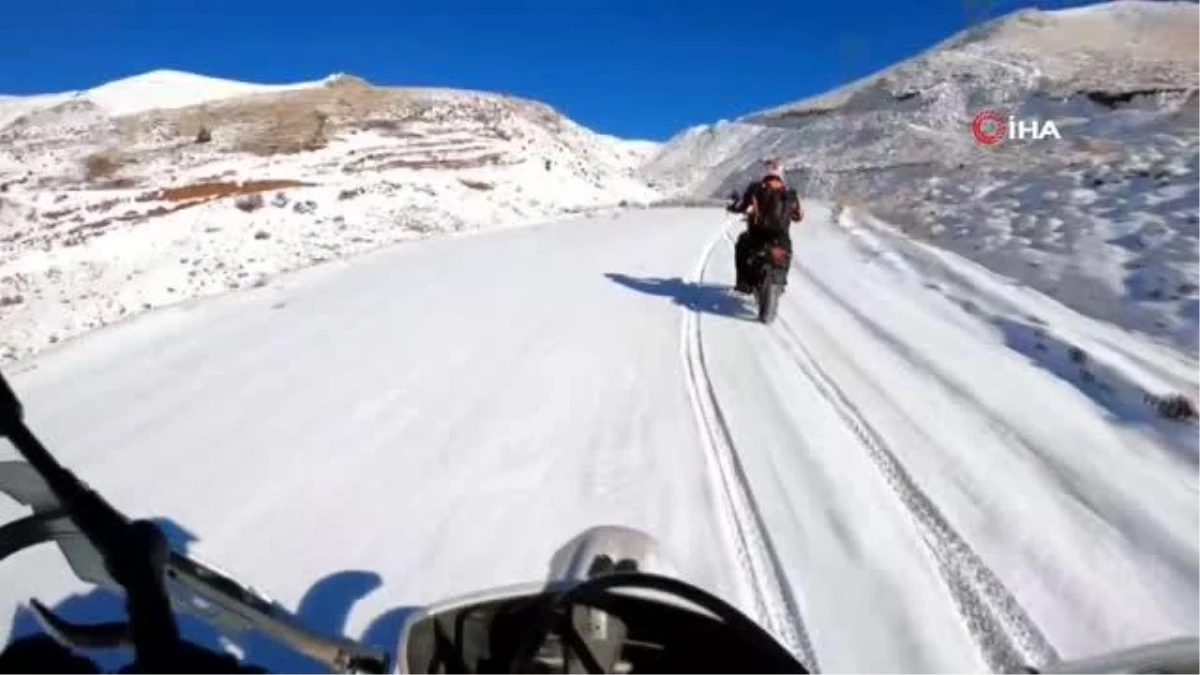 Motosiklet tutkunları karla kaplanan 3 bin rakımdaki Esence\'de adrenaline doydu