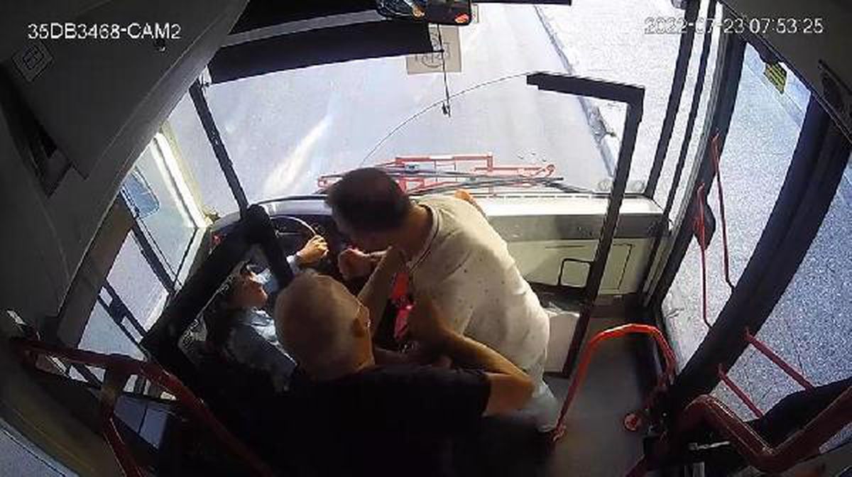 Otobüs şoförü Burçin\'i darbeden sanığa 2 yıl 8 ay hapis
