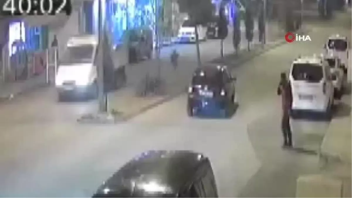 Otomobil sürücüsü 'U' dönüşü sonrası refüjü aşıp duvara çarptı... O anlar kamerada