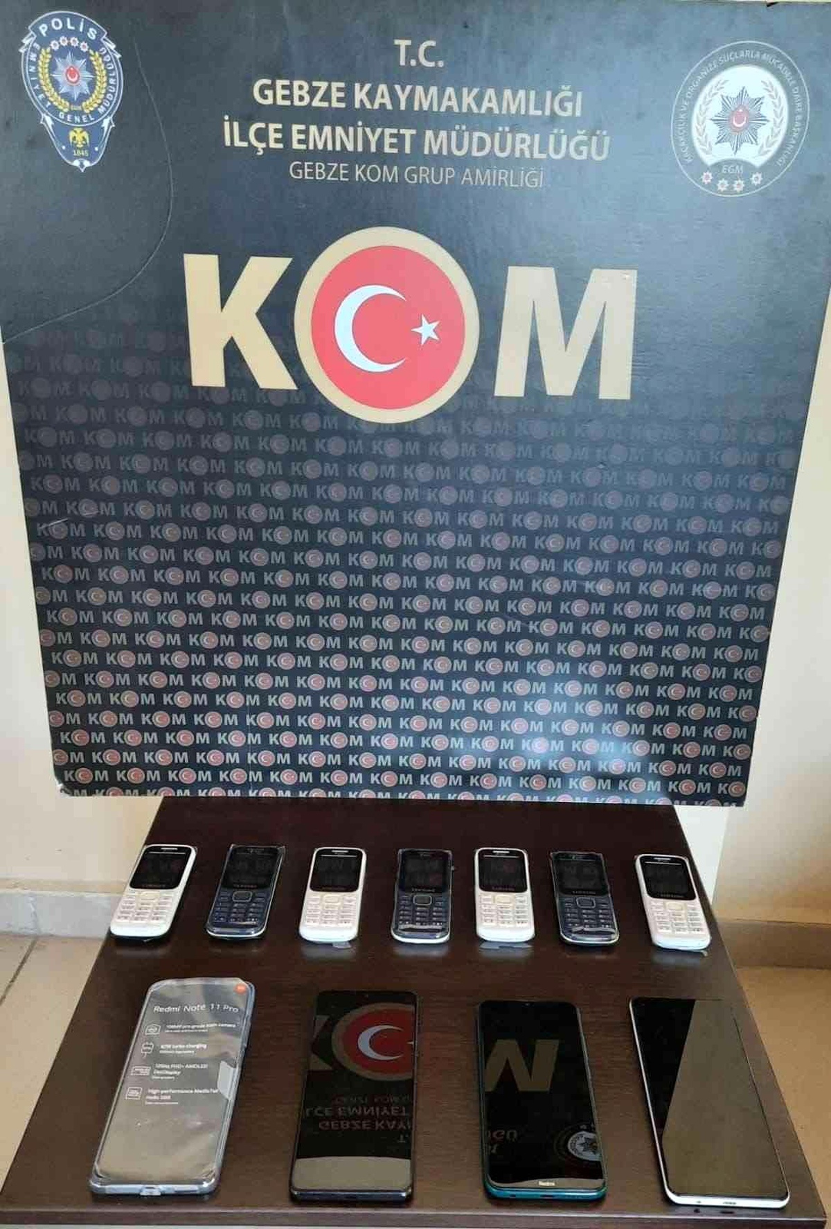Polisten kaçak telefonu geçit yok
