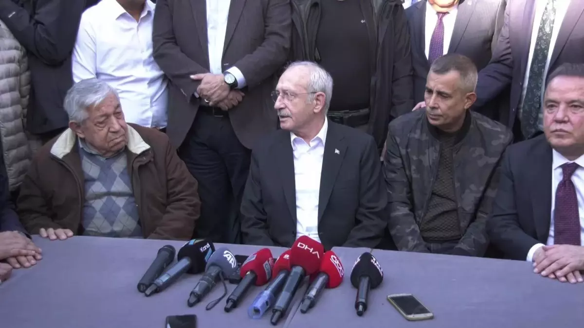 Sel Felaketinin Vurduğu Kumlucalı Çiftçi Kadın Kılıçdaroğlu\'na Derdini Anlattı: "Biz Bunlardan Avangart Mobilya İstemiyoruz.