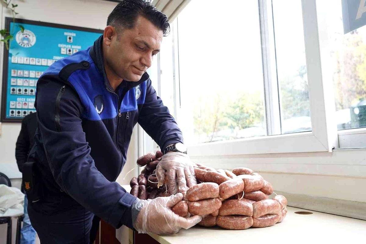 Tarsus\'ta etiketsiz 23 kilogram sucuk ele geçirildi