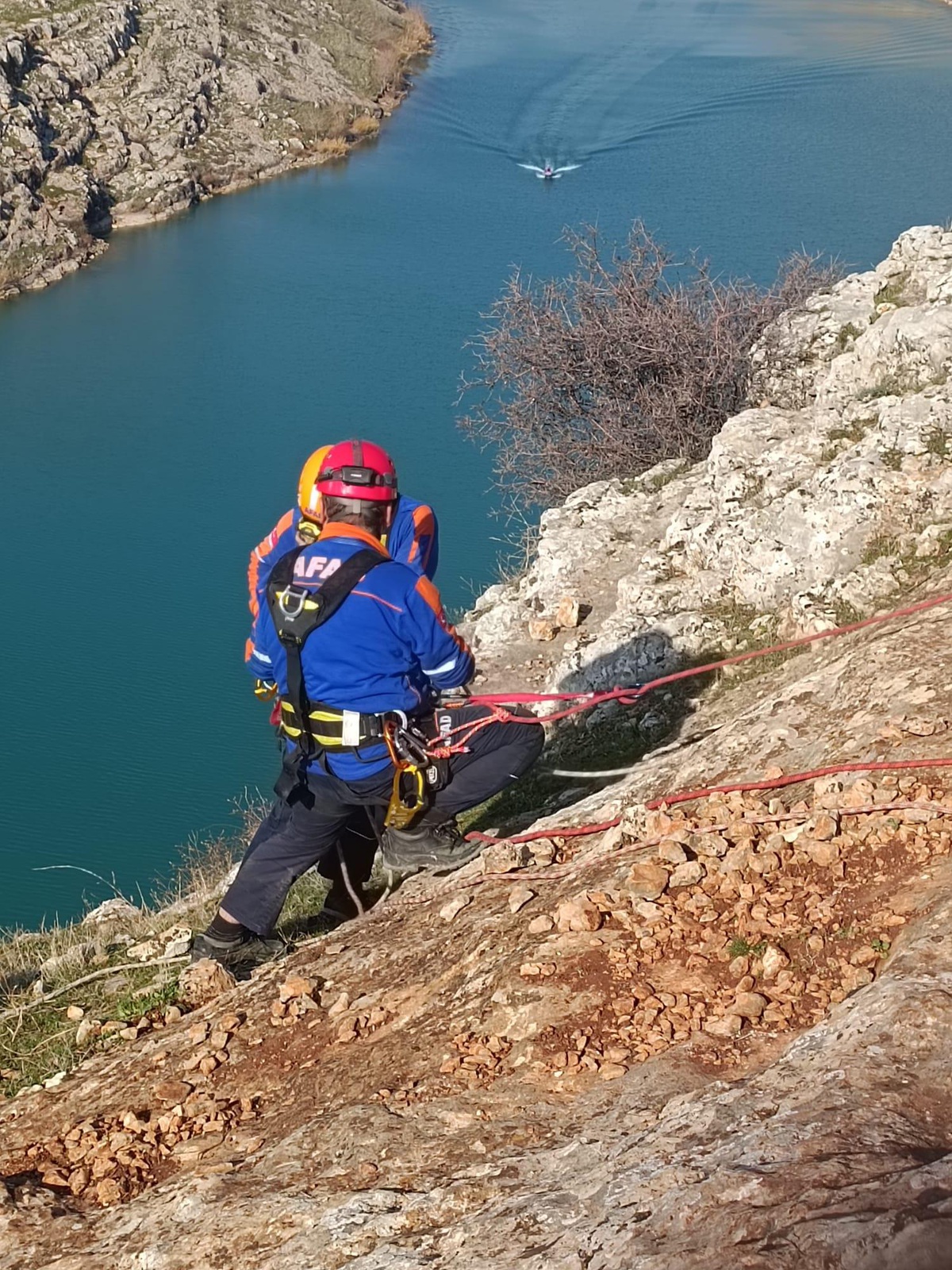 Adıyaman\'da kayalıklarda mahsur kalan keçiler AFAD ekiplerince kurtarıldı