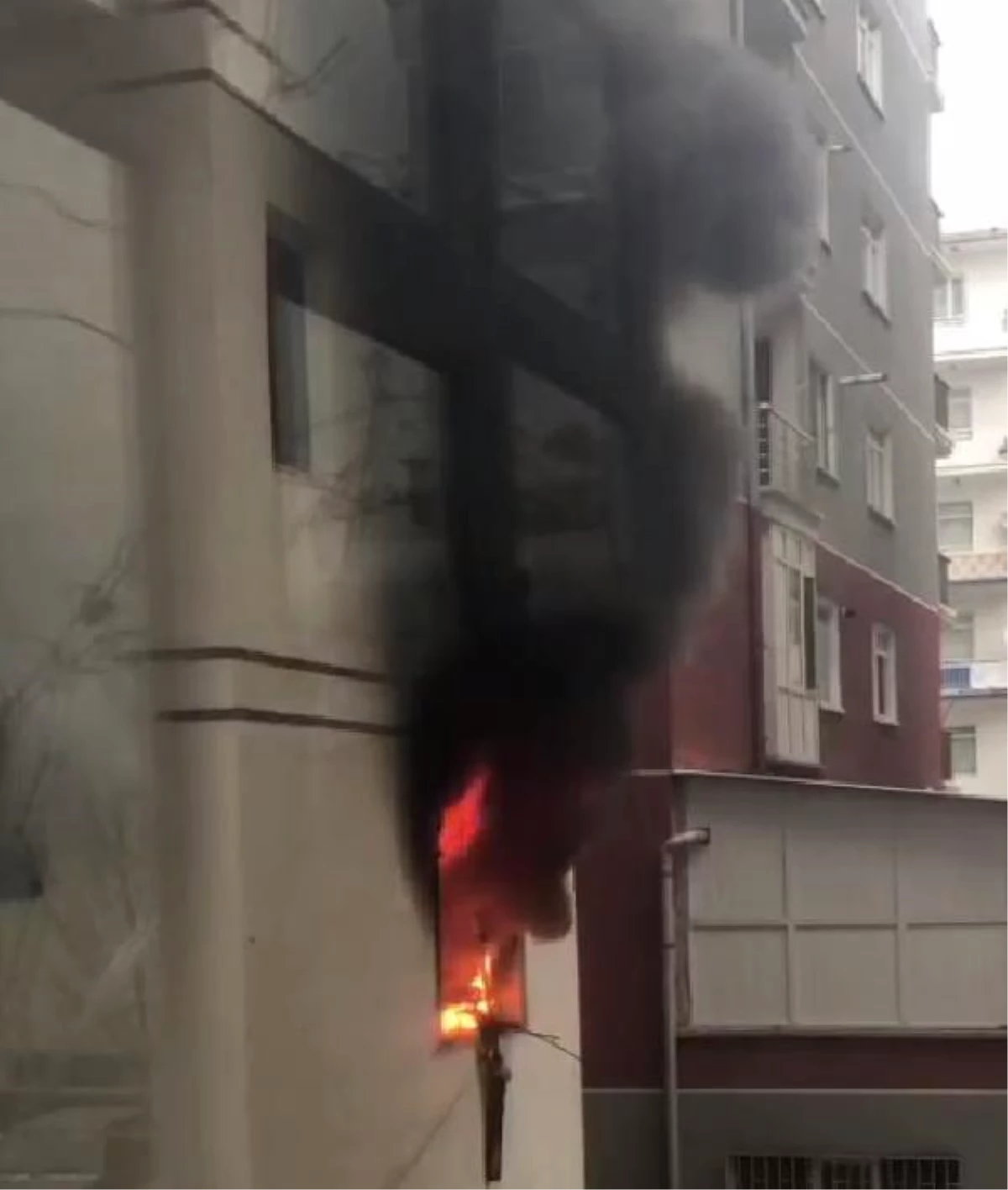 Ankara\'da 6 katlı binada çıkan yangın, 1 saatte söndürüldü