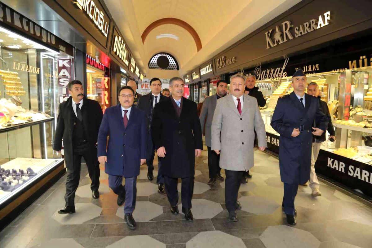 Azerbaycan Savunma Bakanı ve Vali Çiçek\'ten Esnaf Ziyareti