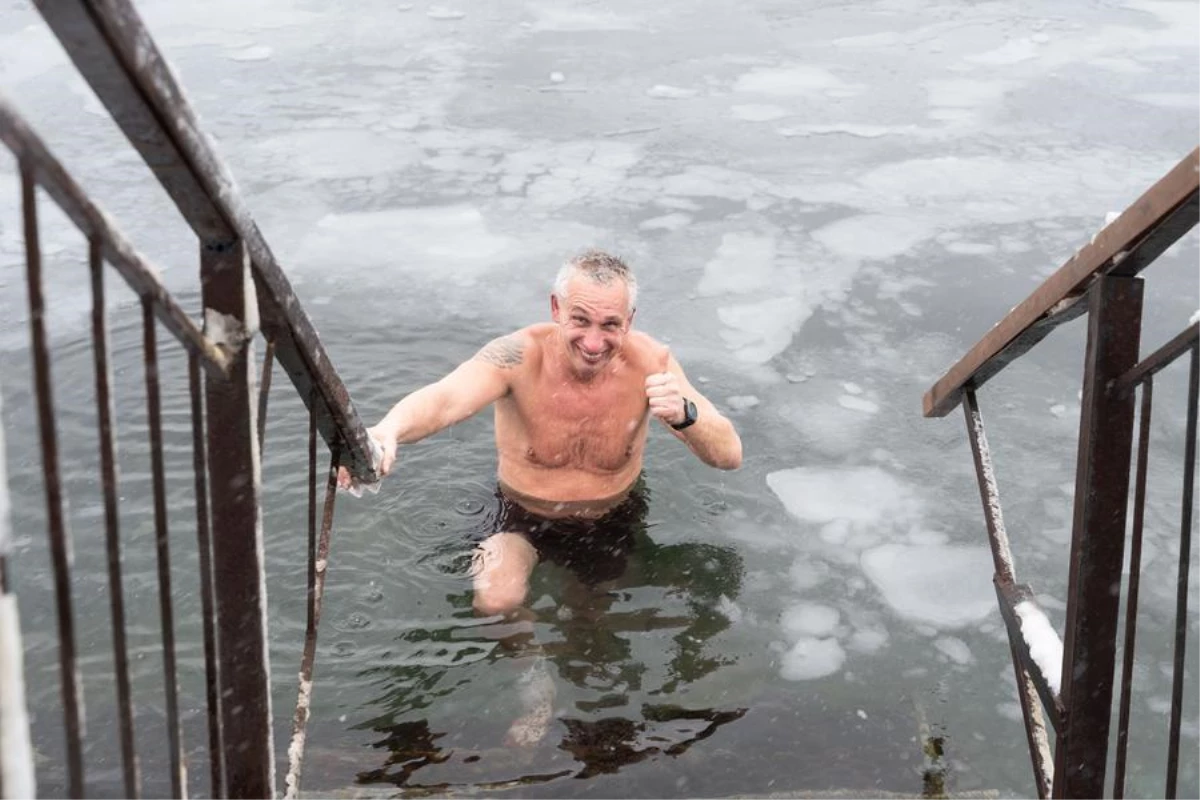 Dondurucu Soğuğa Aldırış Etmeden Buzlu Suda Yüzen Rus Yüzücüler