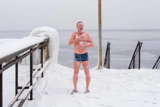 Dondurucu Soğuğa Aldırış Etmeden Buzlu Suda Yüzen Rus Yüzücüler