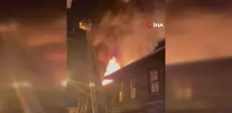 Fatih'te 3 katlı ahşap bina alev alev yandı