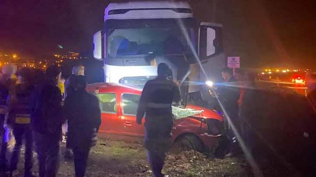 Hatay'da otomobille kamyon çarpıştı: 2 ölü Hatay'da otomobille kamyon çarpıştı: 2 ölü