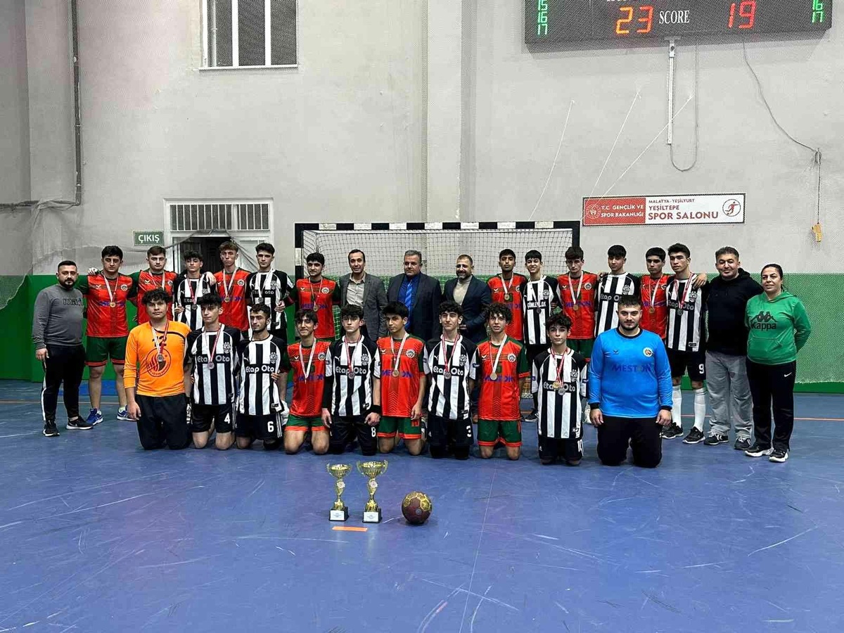 Hentbol\'da şampiyon olmak için ter döktüler
