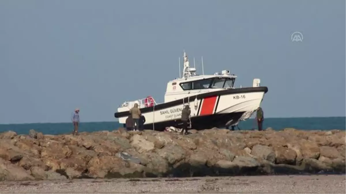 Kayalıklara çarpan sahil güvenlik botundaki 2 personel yaralandı