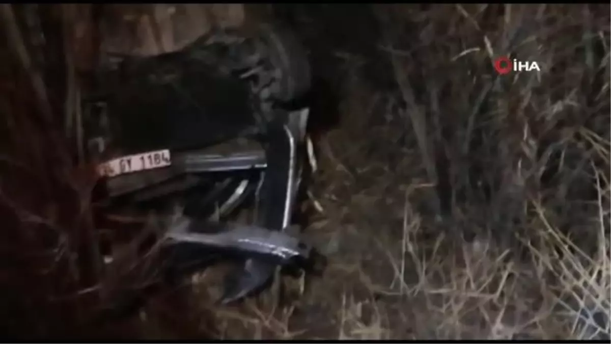 Kaza sonrası araçta sıkışan 2 kişiyi itfaiye kurtardı