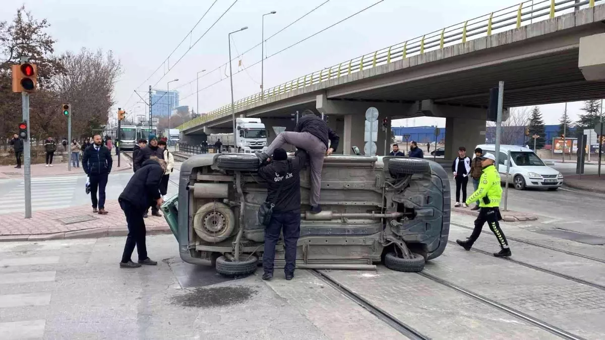 Konya\'daki çarpışan otomobillerden biri tramvay yoluna devrildi