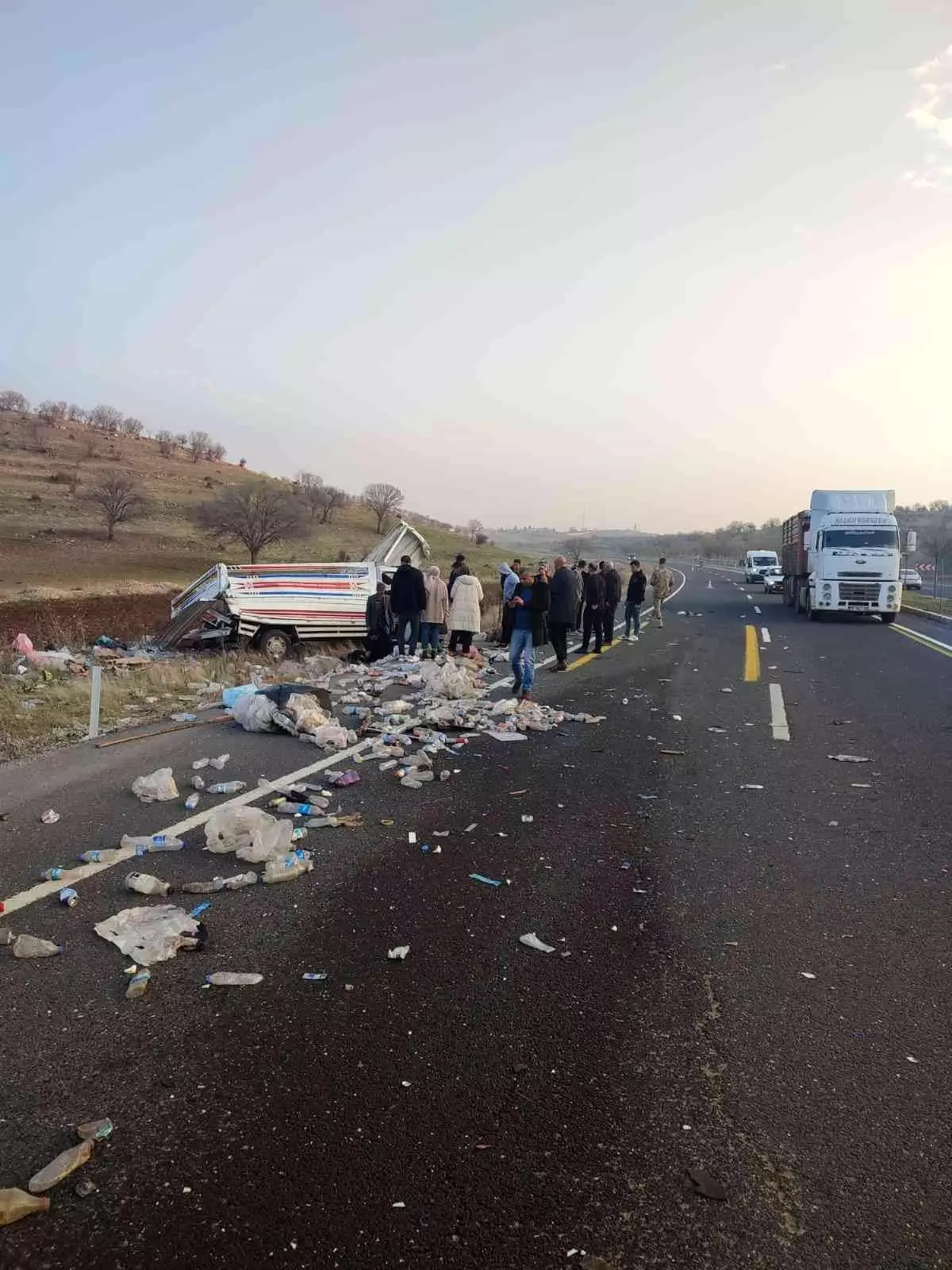 Mardin\'de tır yol kenarında bekleyen kamyonete çarptı: 3 yaralı