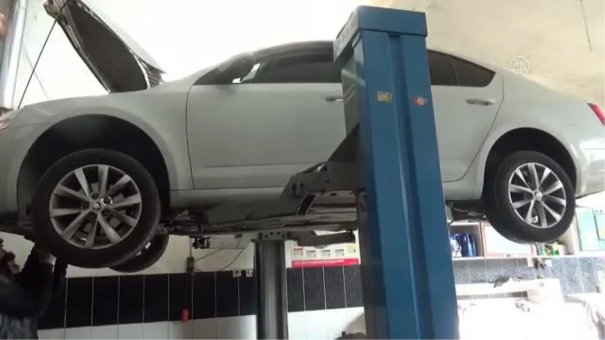 Otomobilin motor kısmına giren kedi kurtarıldı