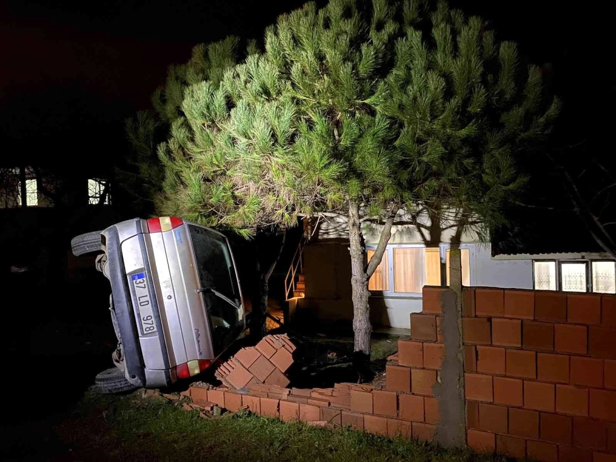 Sinop\'ta kontrolünü kaybeden otomobil bahçe duvarına çarptı: 3 yaralı