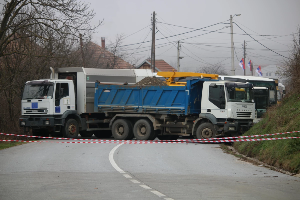 Sırpların Kosova\'nın kuzeyinde kurduğu barikatlar kaldırılmadı