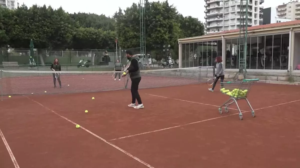 Yenişehirli Kadınlar Çay Saatinde Tenis Öğreniyor