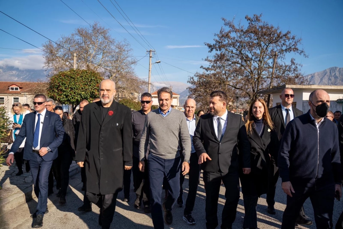 Yunanistan Başbakanı Miçotakis, Arnavutluk\'taki Yunan azınlık mensuplarıyla bir araya geldi