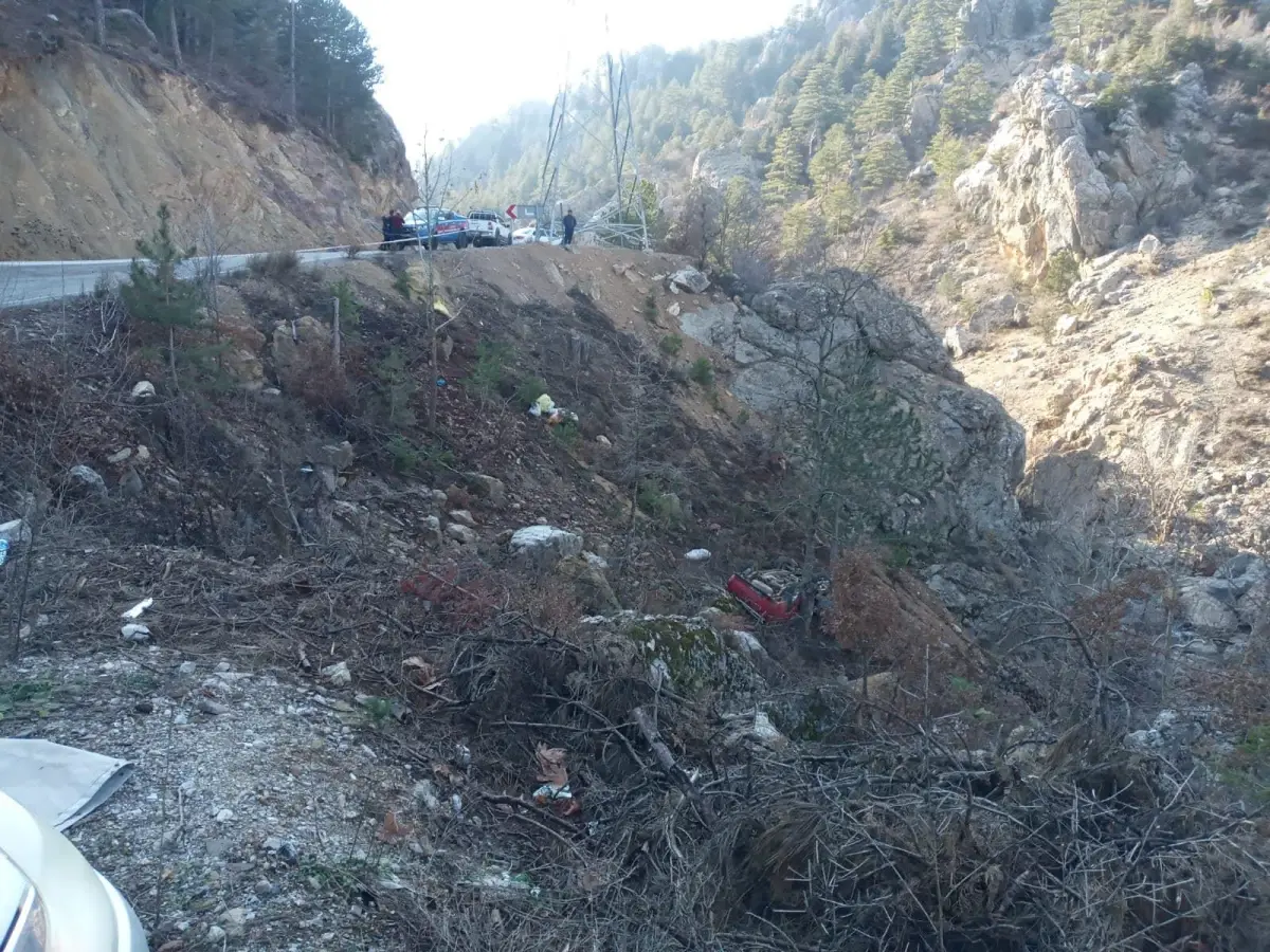 Alanya\'da uçuruma devrilen kamyonetteki bir kişi öldü