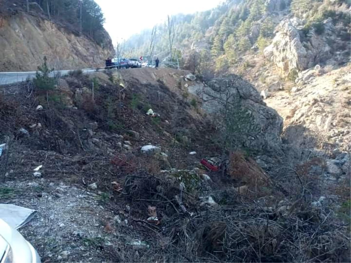 Antalya\'da kamyonet uçuruma yuvarlandı: 1 ölü, 1 yaralı
