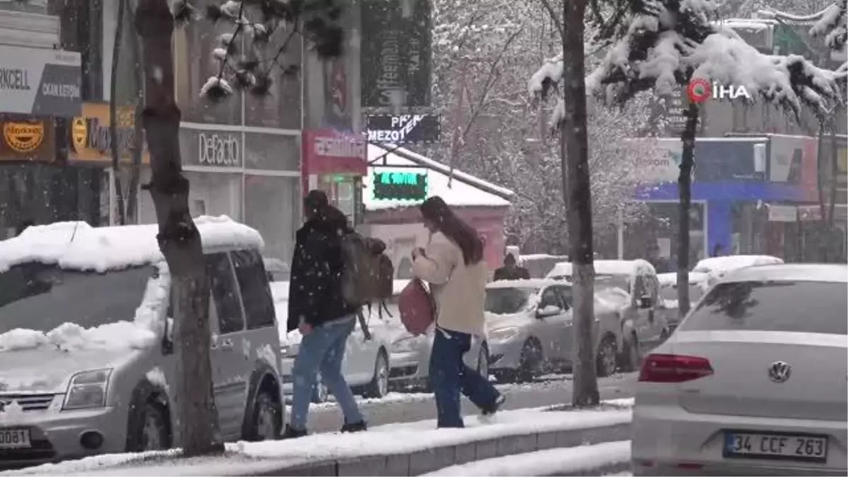 Bitlis\'te kar yüzünü gösterdi, çocuklar doyasıya eğlendi