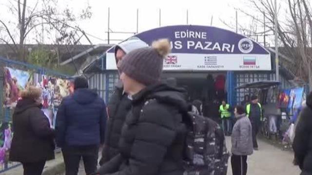 Bulgarlar Noel alışverişi için Edirne'ye akın etti, Esnaf: Sandık sandık götürüyorlar, bizim vatandaşımız fiyat sorup gidiyor Bulgarlar Noel alışverişi için Edirne'ye akın etti, Esnaf: Sandık sandık götürüyorlar, bizim vatandaşımız fiyat sorup gidiyor