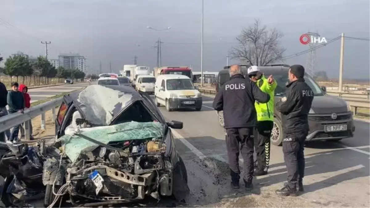 Bursa\'da otomobil ile kamyonet çarpıştı : 3 yaralı