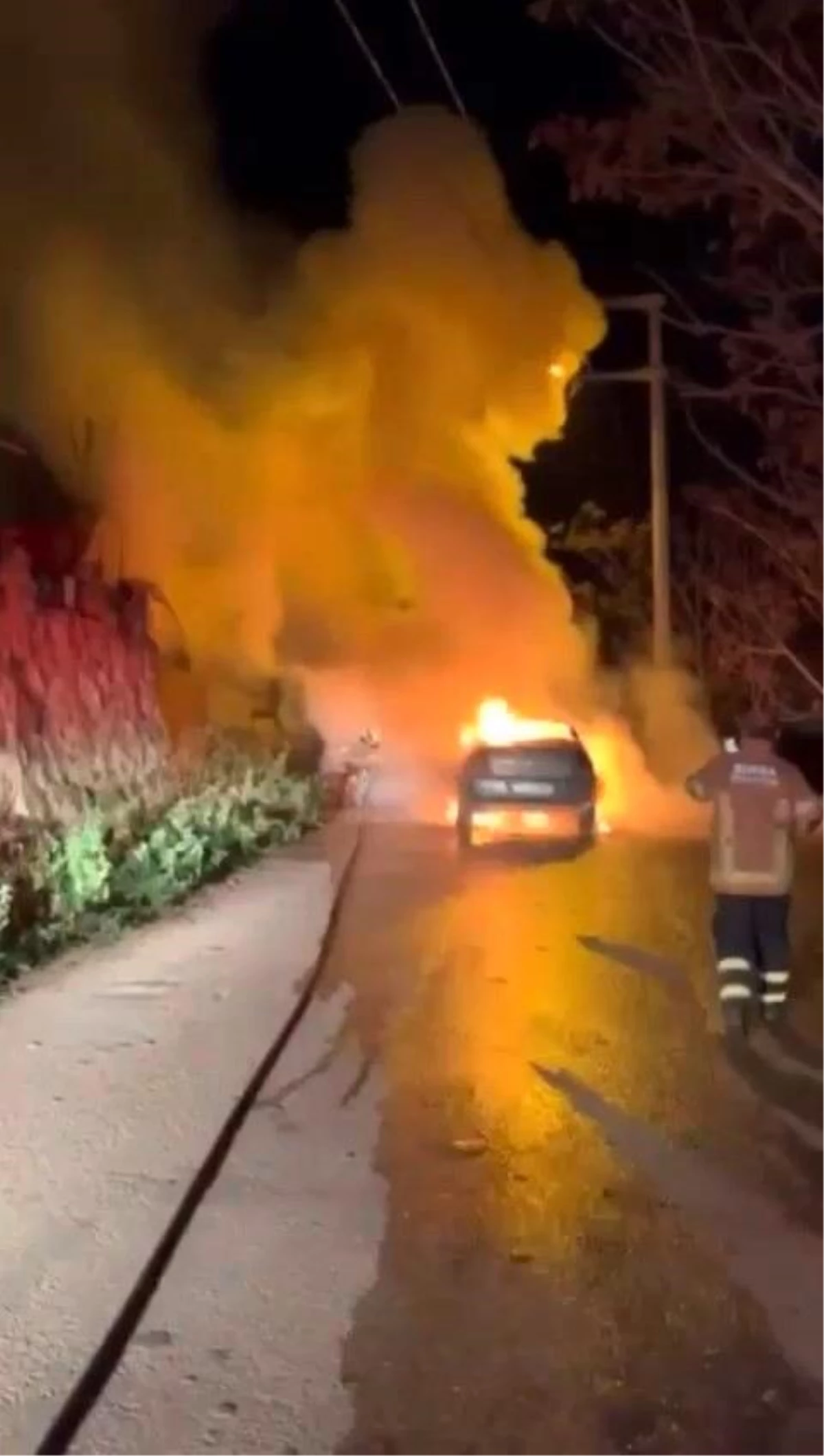 Bursa\'da seyir halindeki otomobil alev alev yandı