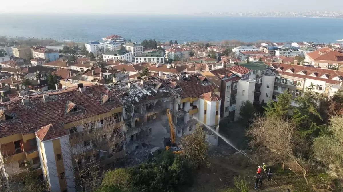 Büyükçekmece\'de Kentsel Dönüşüm Kapsamında Yıkılan Binanın Deniz Kumuyla Yapıldığı Ortaya Çıktı