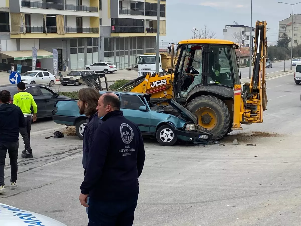 İş makinasıyla çarpışan otomobildeki 2 kişi yaralandı