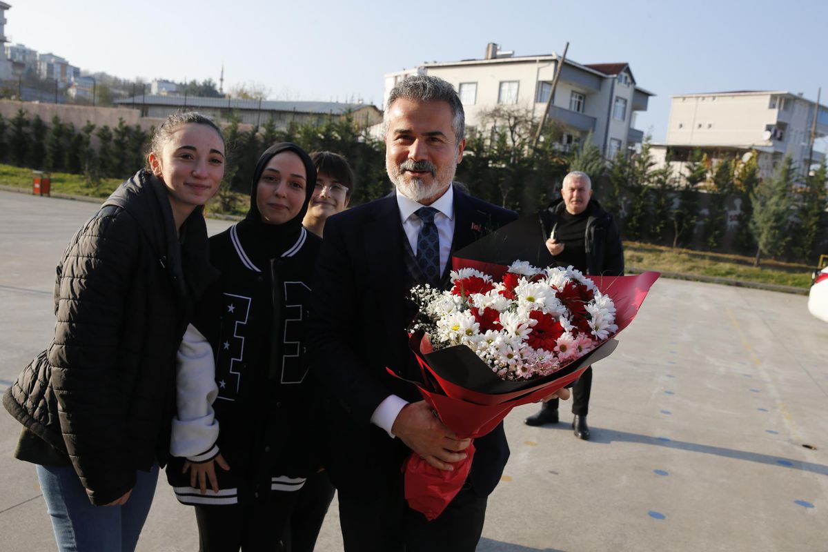 Eski Bakan Suat Kılıç, kendisinden kitap isteyen öğrencilerin talebini yerine getirdi