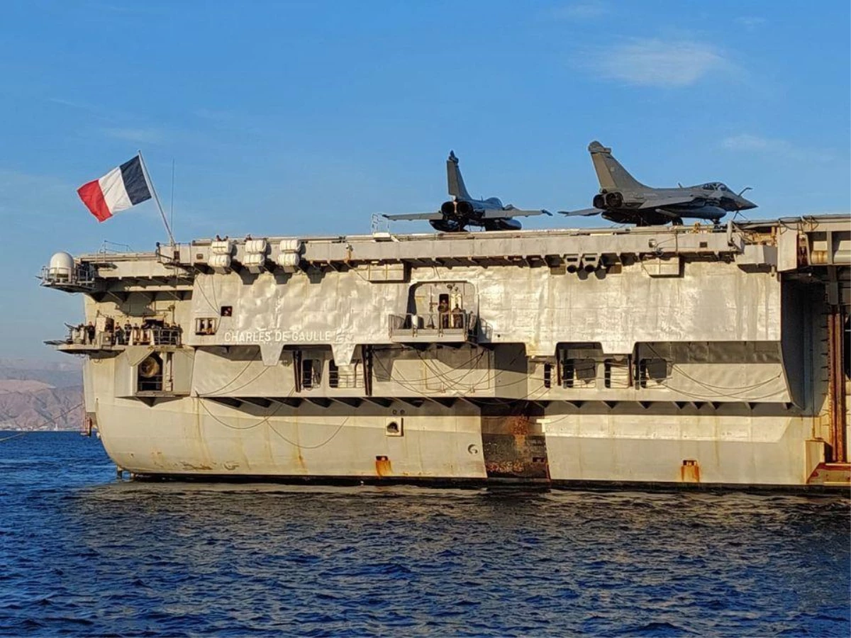 Fransız uçak gemisi "Charles de Gaulle" Akabe Limanı\'na demirledi