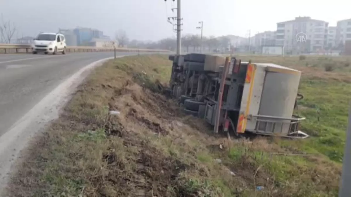 KIRKLARELİ - Tarlaya devrilen süt tankerinin sürücüsü yaralandı