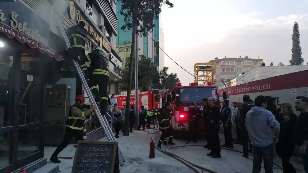 Klima motorundan çıkan yangın iş hanını dumana boğdu