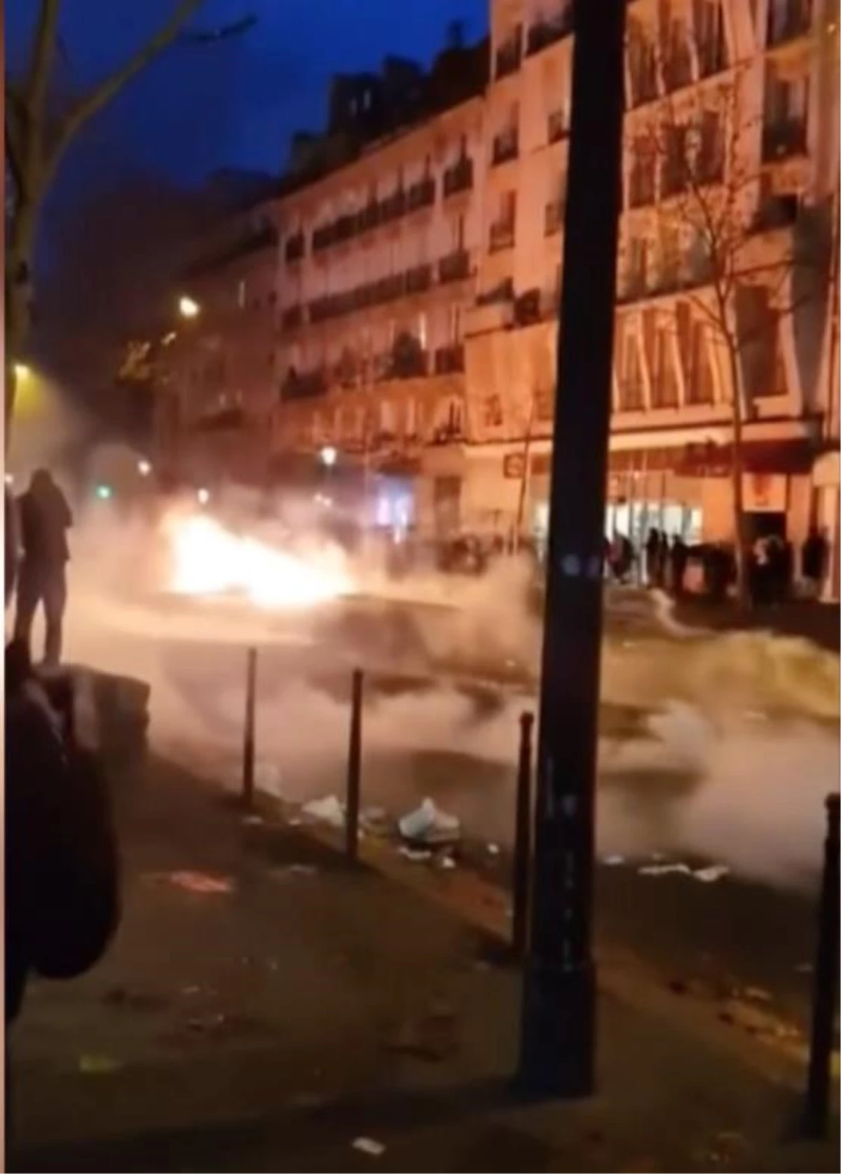 Paris\'te, bir Fransız\'ın silahlı saldırısı sonucu 3 kişi öldü, 3 kişi yaralandı