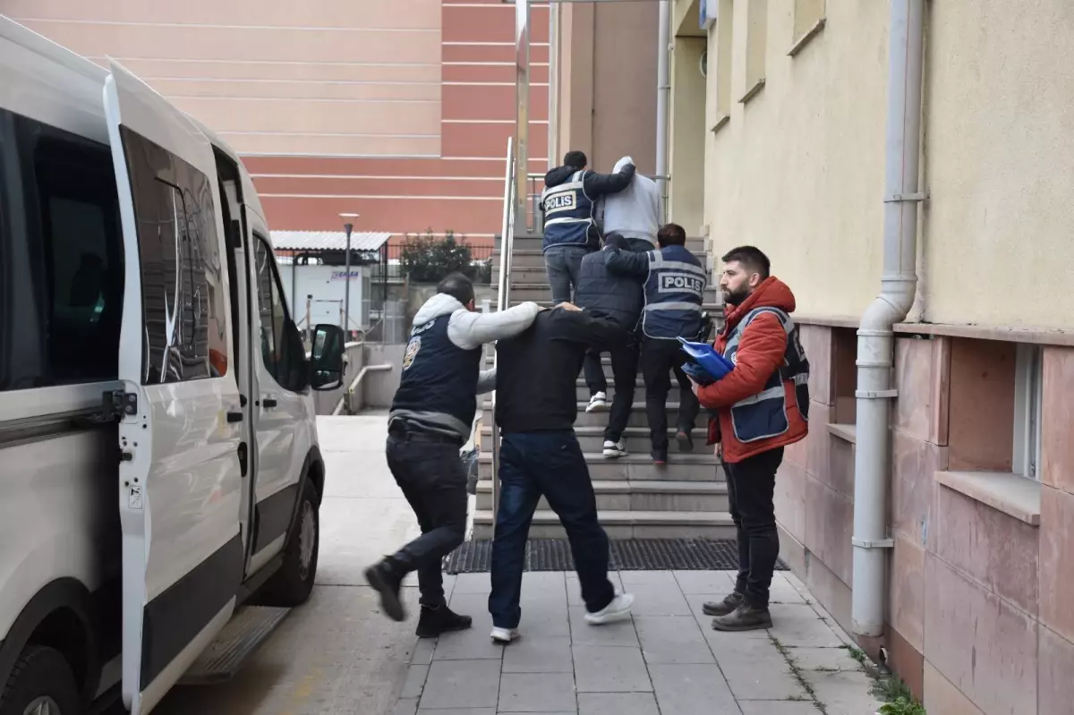 KASTAMONU - Polis olduğunu söyleyen dolandırıcı, bir çifti 700 bin lira dolandırdı