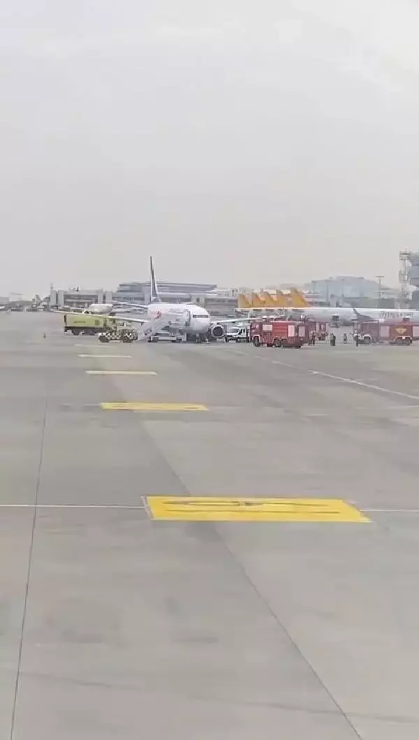 Sabiha Gökçen'de hareketli dakikalar! İniş yapan yolcu uçağının tekeri patladı