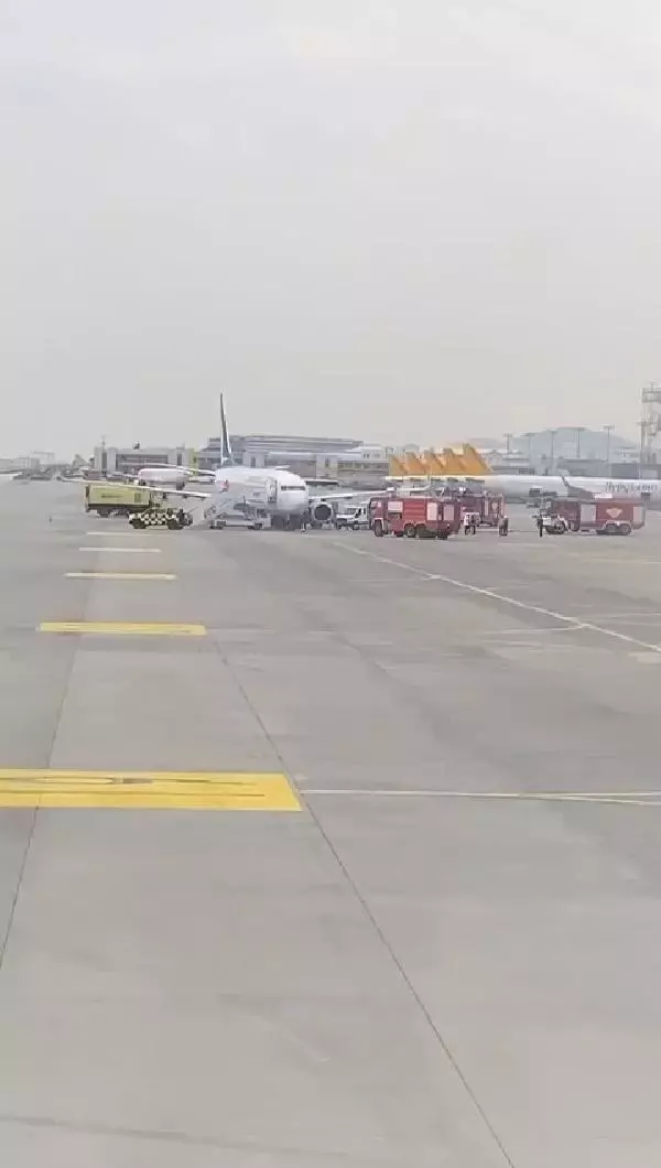 Sabiha Gökçen'de hareketli dakikalar! İniş yapan yolcu uçağının tekeri patladı