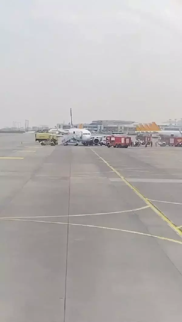 Sabiha Gökçen'de hareketli dakikalar! İniş yapan yolcu uçağının tekeri patladı